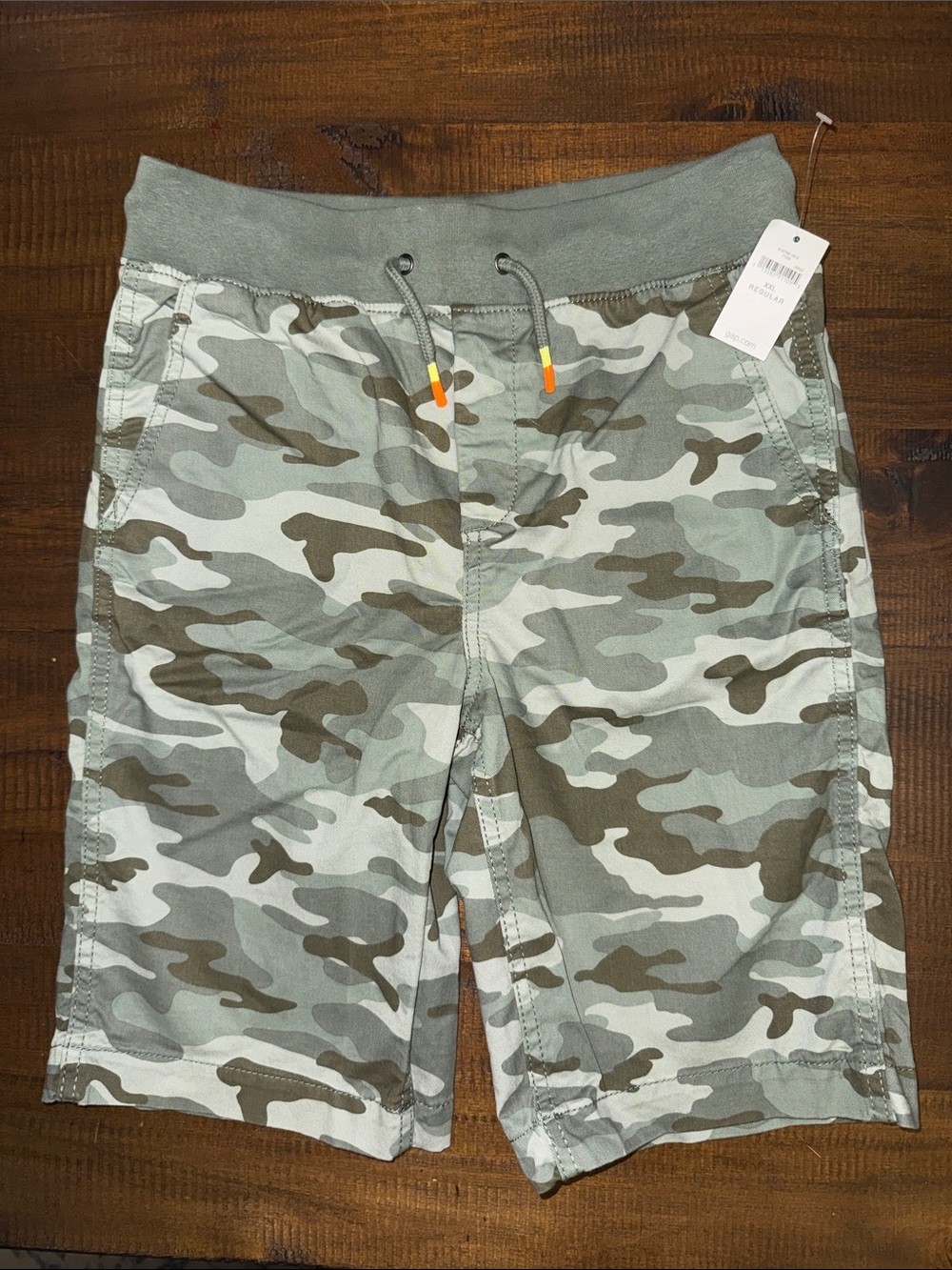 GAP Camo pocketed stretch shorts.